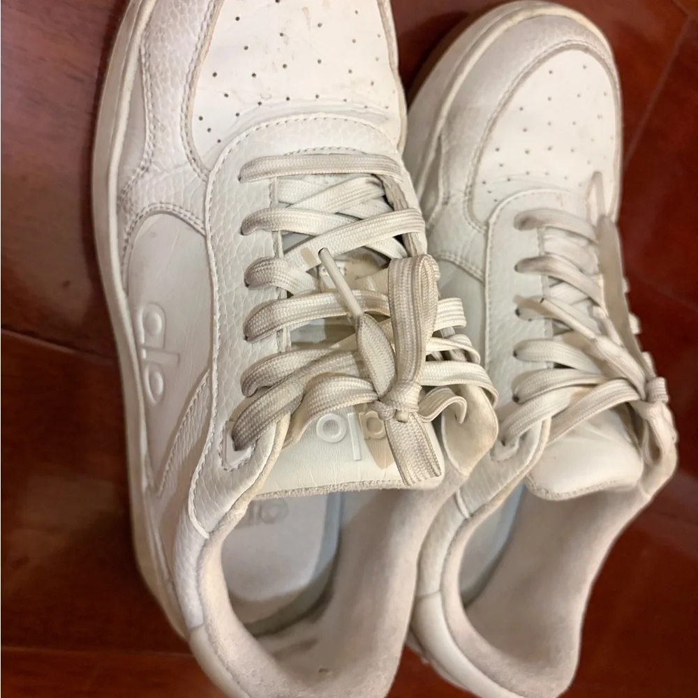 ALO Yoga soft white